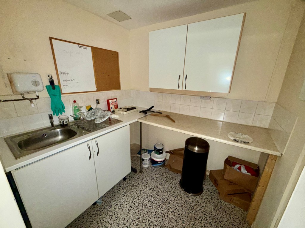 Lot: 22 - VACANT COMMERCIAL UNIT IN TOWN CENTRE - Kitchen